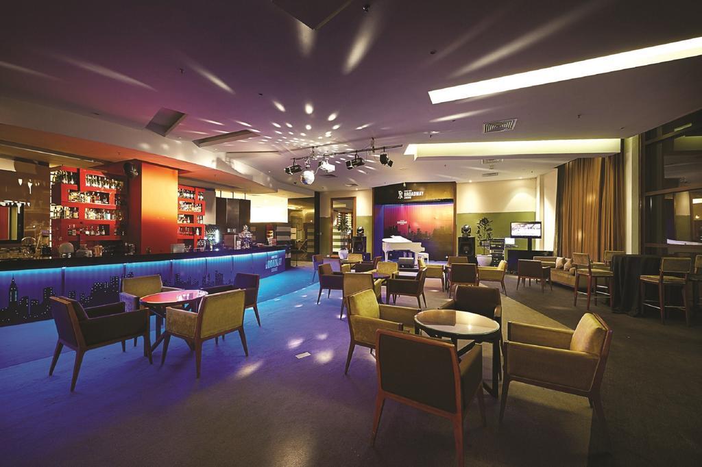 Berjaya Times Square Hotel, Kuala Lumpur Extérieur photo The bar at the hotel